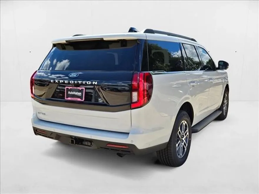 2025 Ford Expedition photo 1