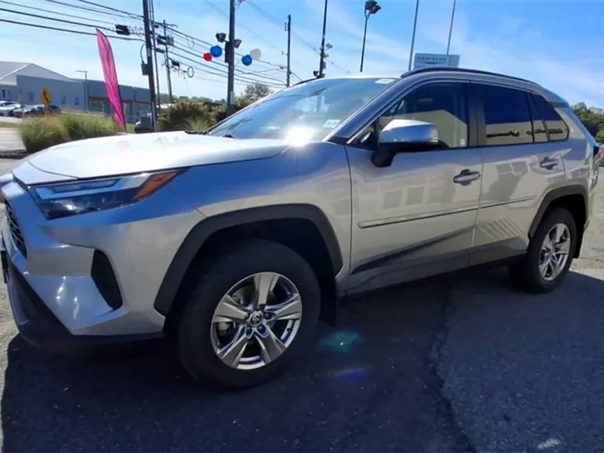 2022 Toyota RAV4 XLE photo 1