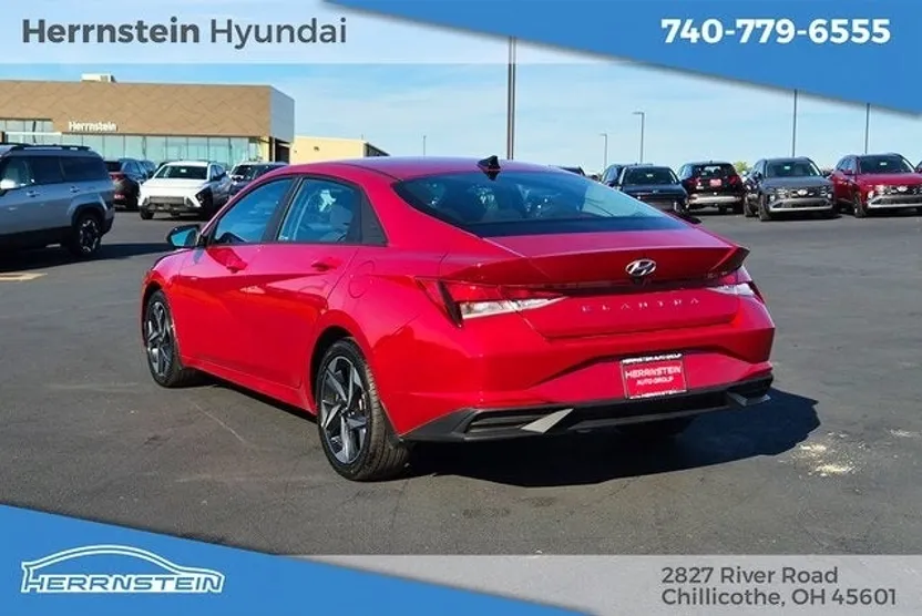 2023 Hyundai Elantra SEL photo 1