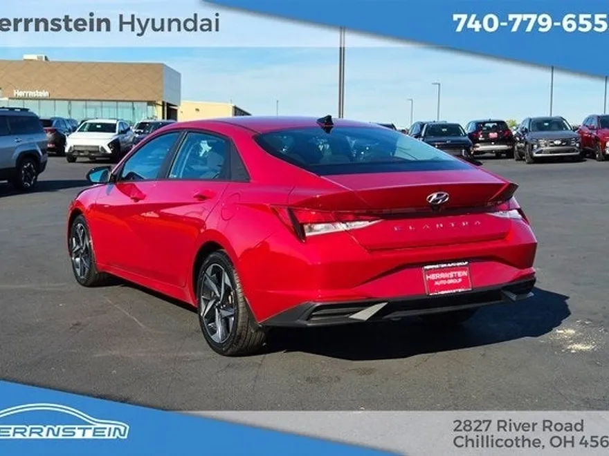 2023 Hyundai Elantra SEL photo 1