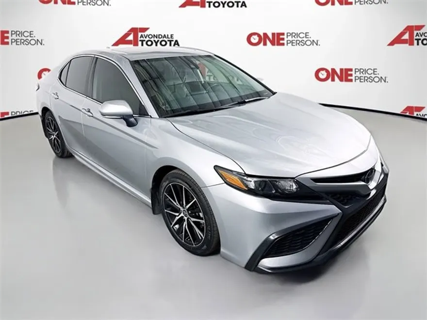 2022 Toyota Camry SE photo 1
