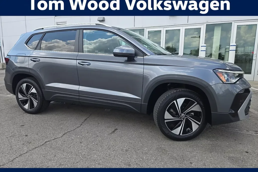 2025 Volkswagen Taos SE photo 1