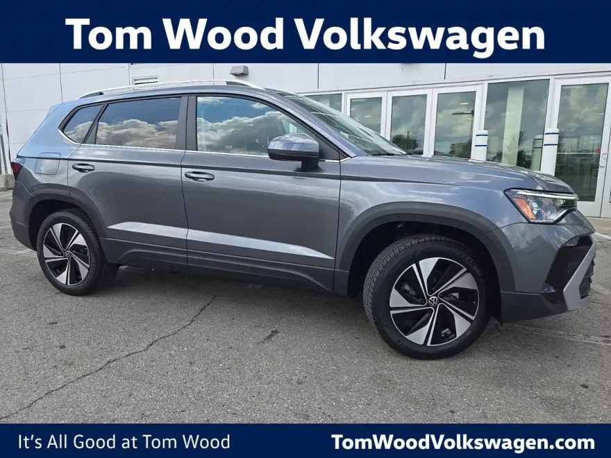 2025 Volkswagen Taos SE photo 1