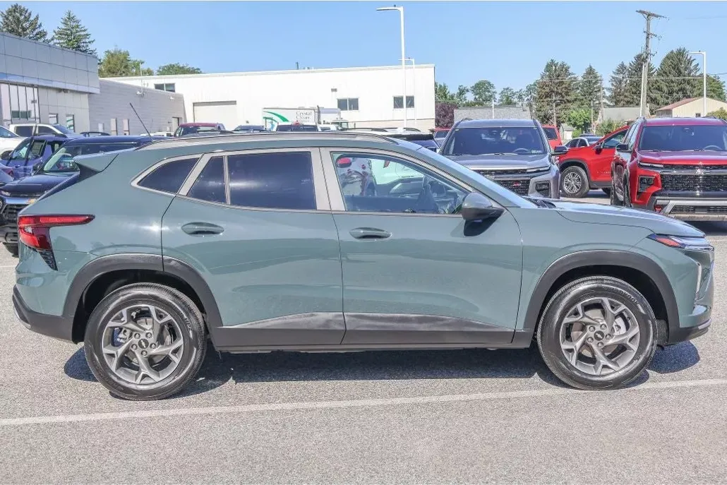 2025 Chevrolet Trax LT photo 1
