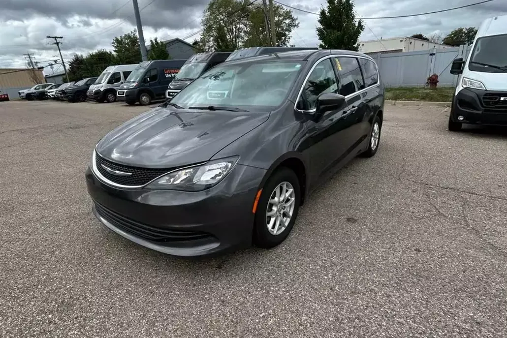 2017 Chrysler Pacifica Touring photo 1