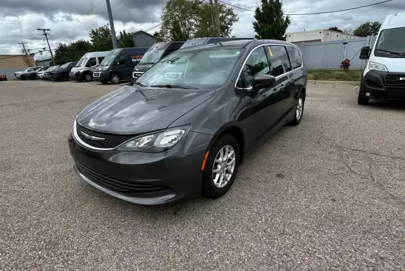 2017 Chrysler Pacifica Touring photo 1
