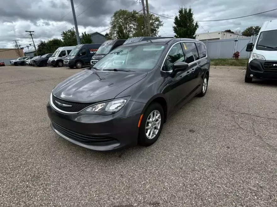 2017 Chrysler Pacifica Touring photo 1