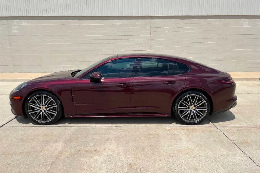 2018 Porsche Panamera Base 4 photo 1