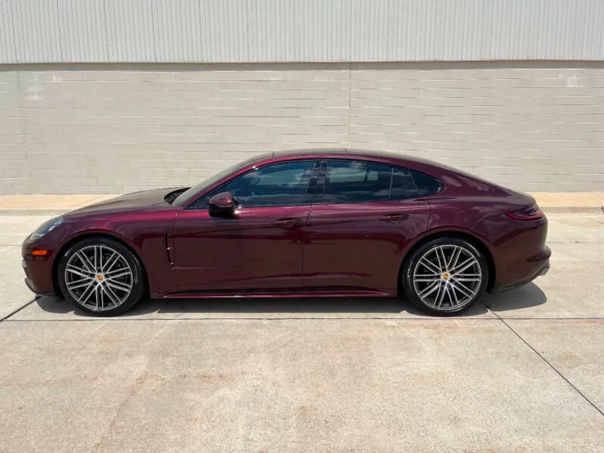 2018 Porsche Panamera Base 4 photo 1