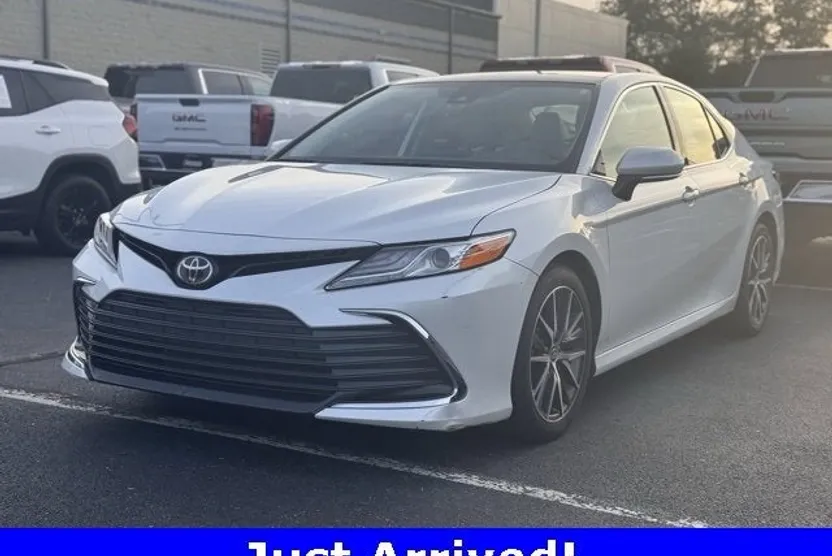 2021 Toyota Camry XLE photo 1