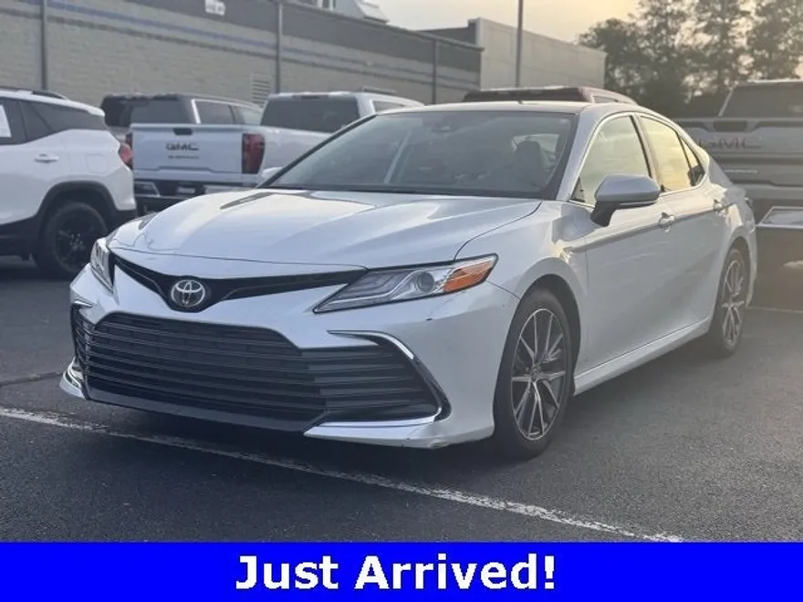2021 Toyota Camry XLE photo 1