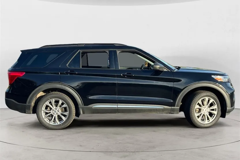 2022 Ford Explorer XLT photo 1