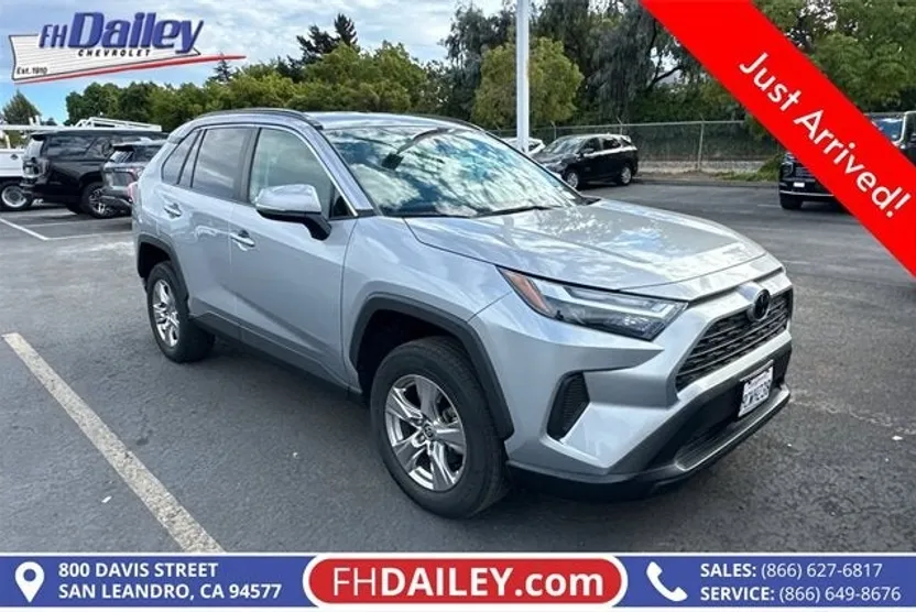 2022 Toyota RAV4 XLE photo 1