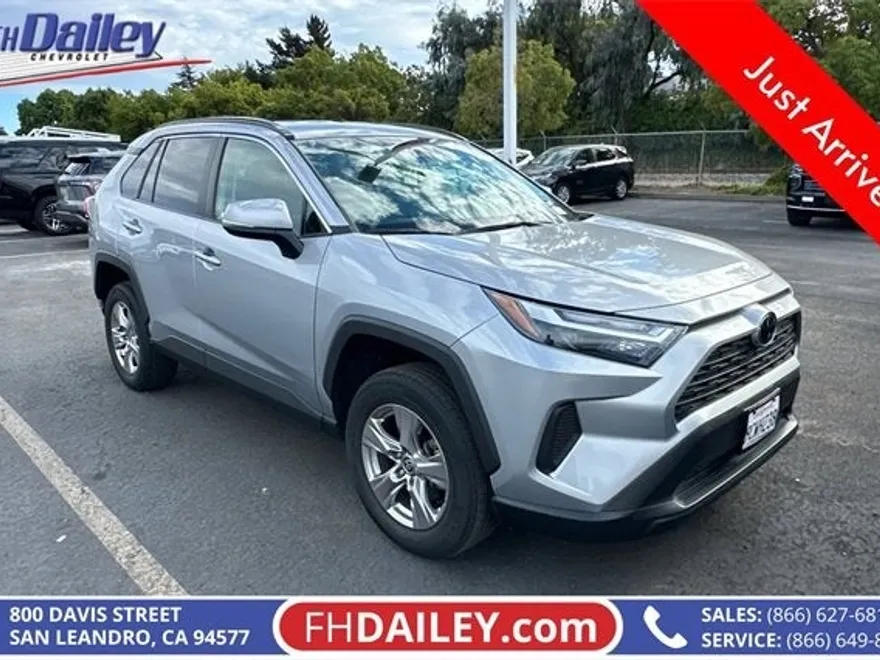 2022 Toyota RAV4 XLE photo 1