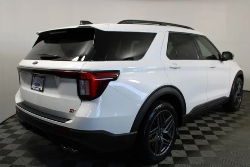 2025 Ford Explorer ST photo 1