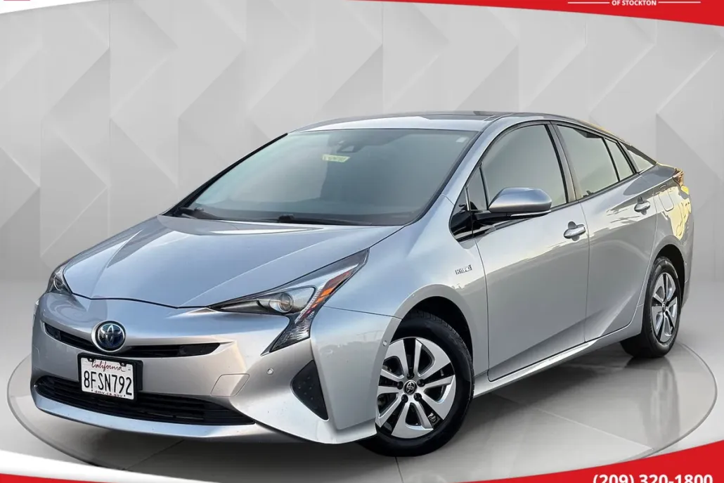 2018 Toyota Prius Three photo 1