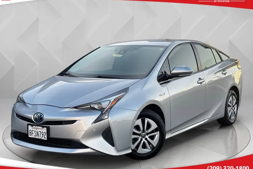 2018 Toyota Prius Three photo 1