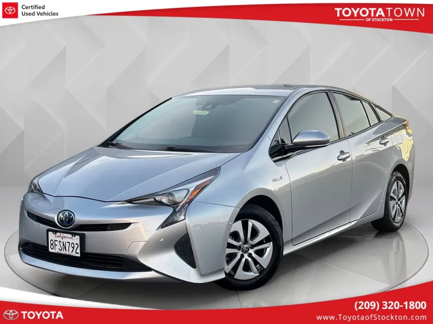 2018 Toyota Prius Three photo 1