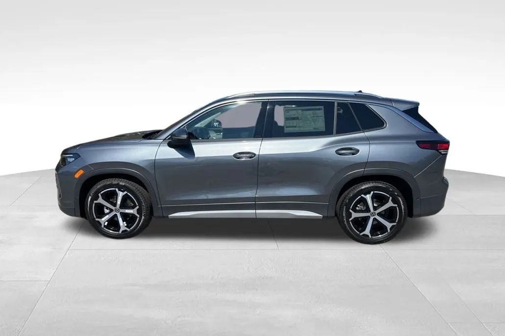 2025 Volkswagen Tiguan SE photo 1