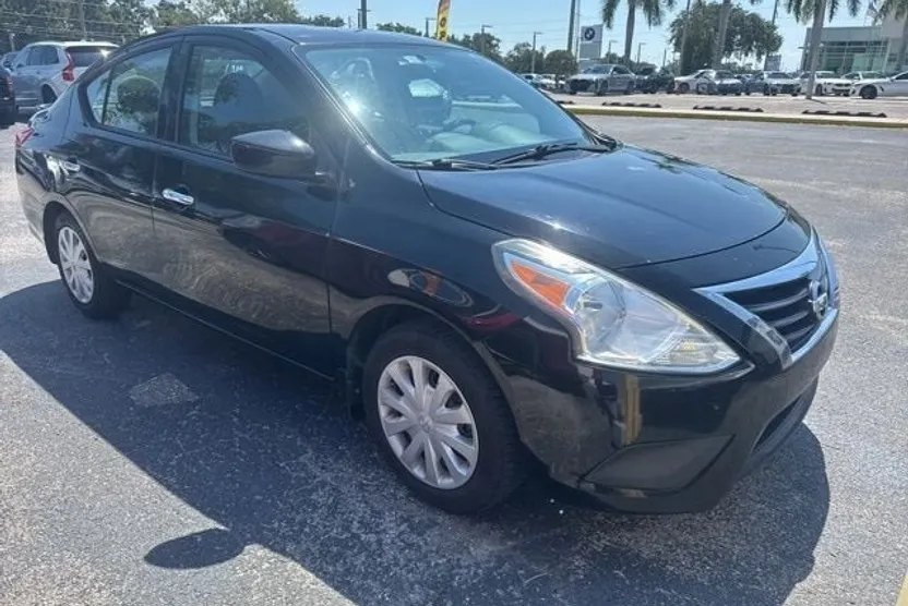 2015 Nissan Versa SV photo 1