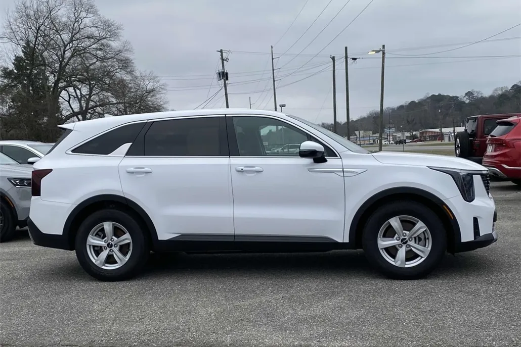 2024 Kia Sorento LX photo 1