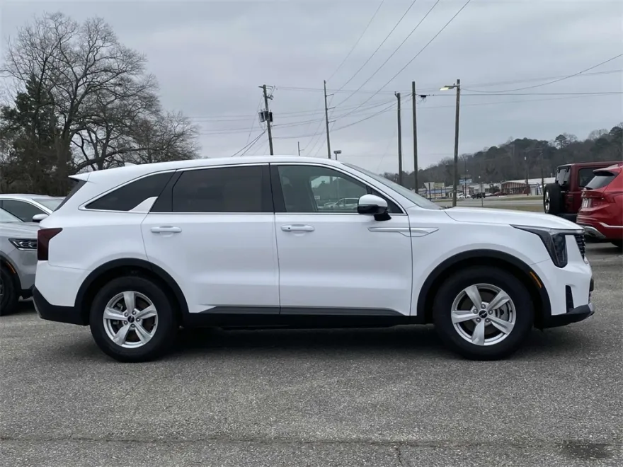 2024 Kia Sorento LX photo 1