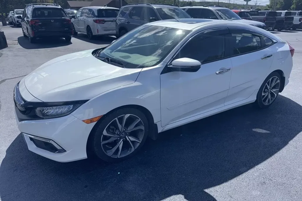 2019 Honda Civic Touring photo 1