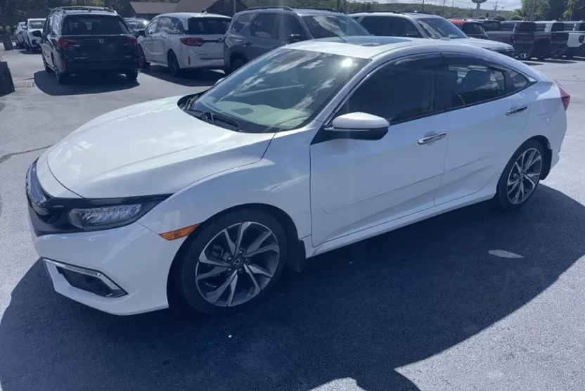 2019 Honda Civic Touring photo 1