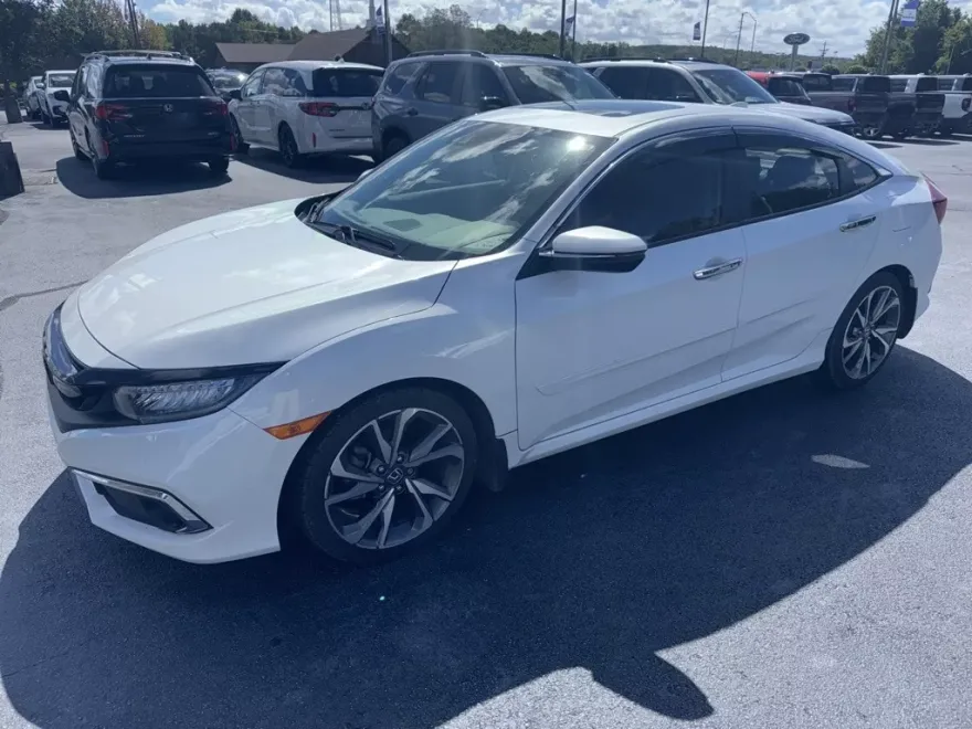 2019 Honda Civic Touring photo 1