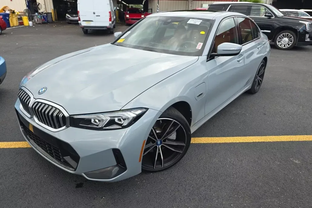 2023 Bmw 330e Sedan photo 1