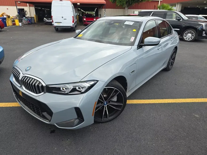 2023 Bmw 330e Sedan photo 1