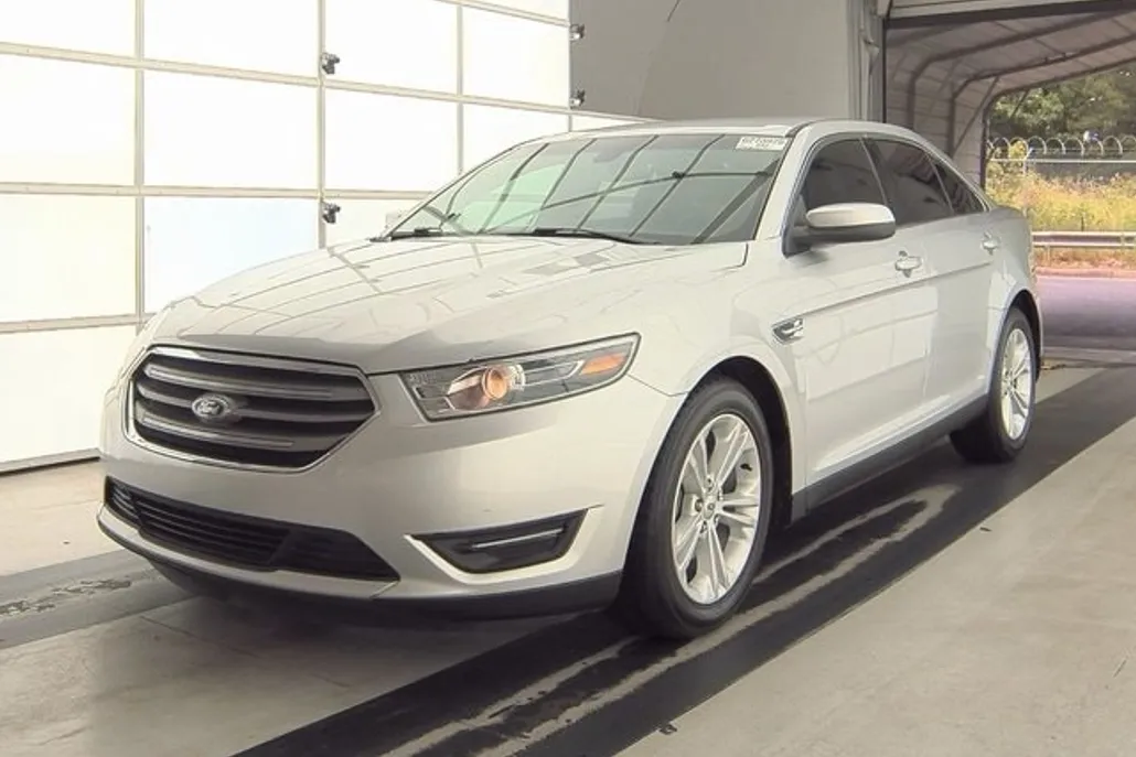 2018 Ford Taurus SEL photo 1