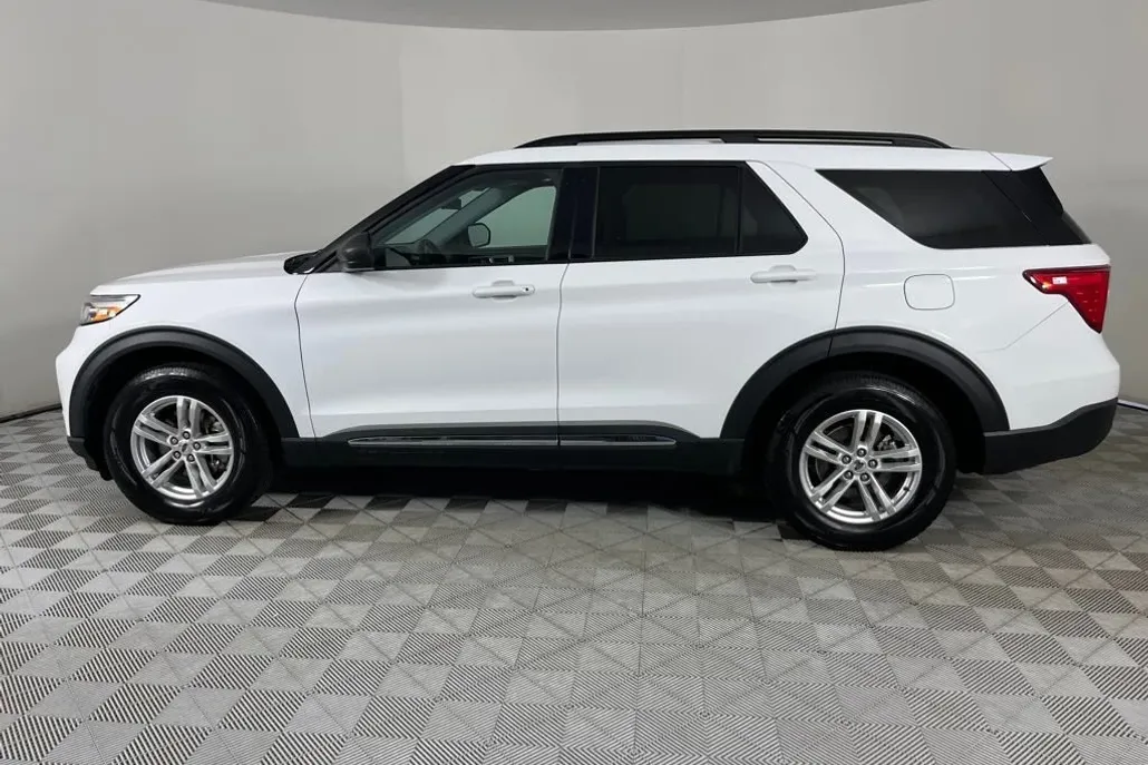 2022 Ford Explorer XLT photo 1