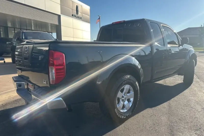 2010 Nissan Frontier SE photo 1