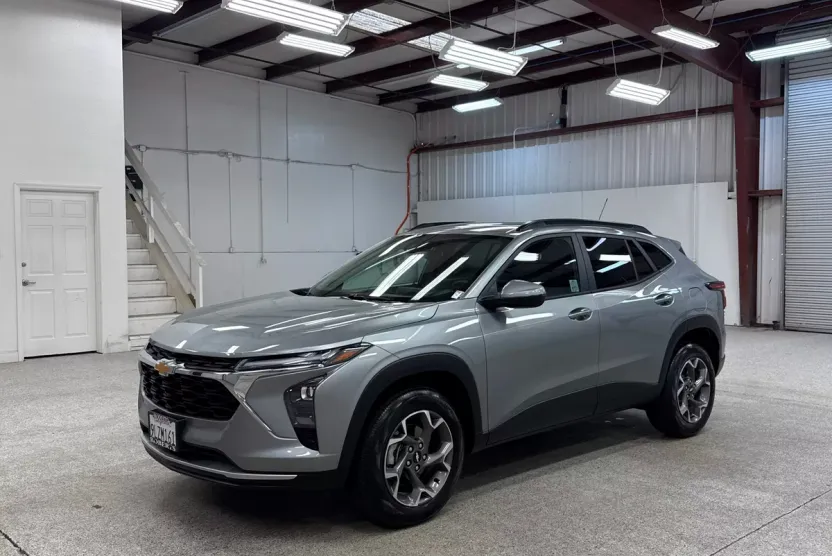 2024 Chevrolet Trax LT photo 1