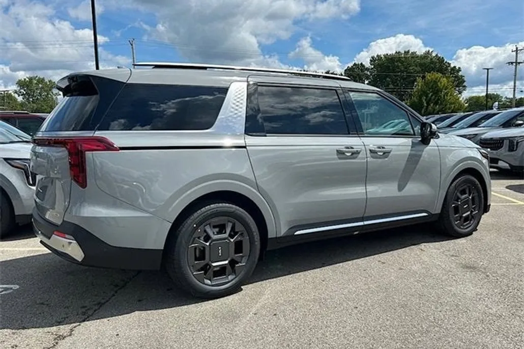 2026 Kia Carnival SX photo 1