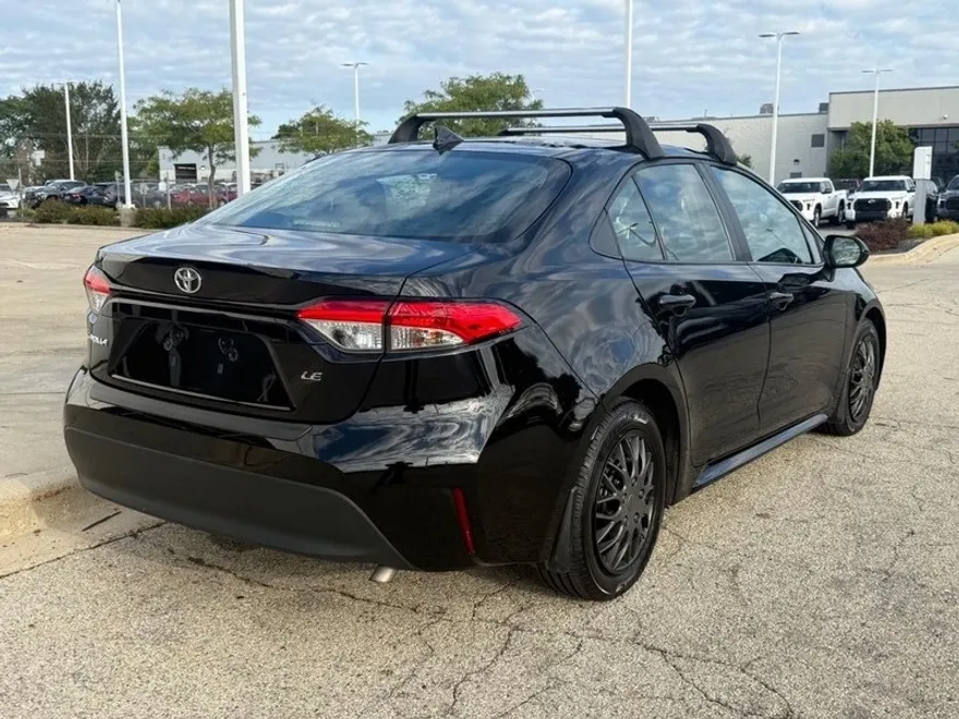 2023 Toyota Corolla LE photo 1
