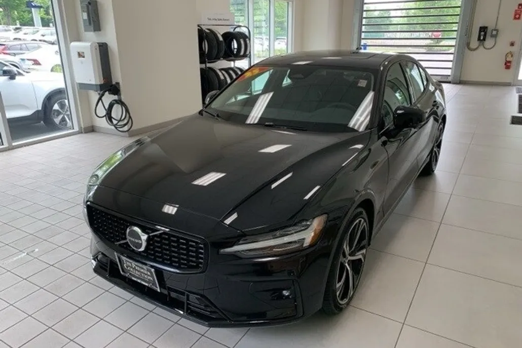 2025 Volvo S60 B5 Plus photo 1