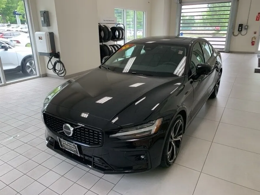 2025 Volvo S60 B5 Plus photo 1
