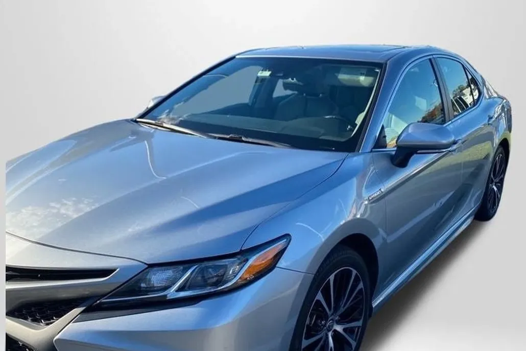 2020 Toyota Camry Hybrid SE photo 1