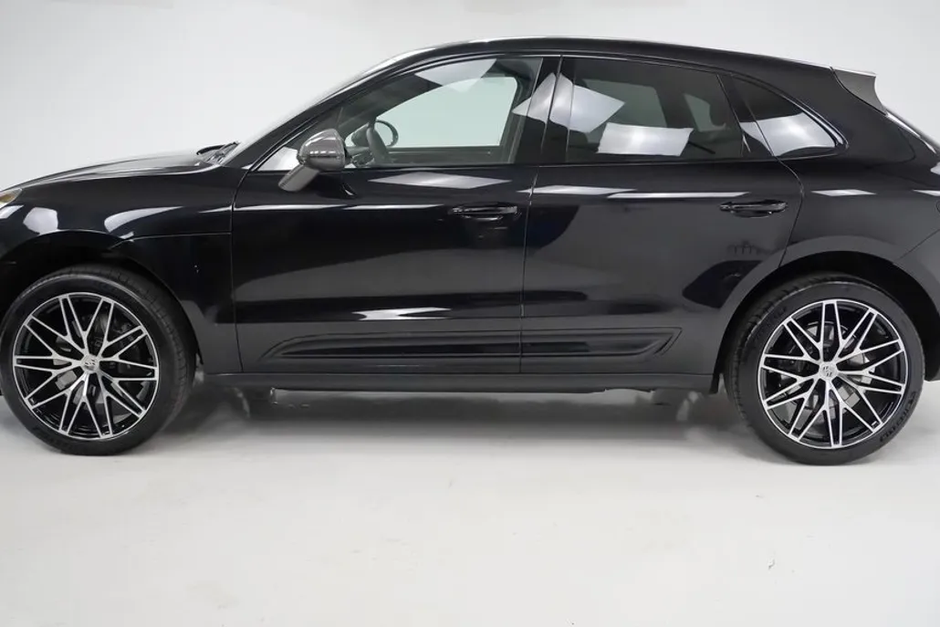 2025 Porsche Macan T photo 1
