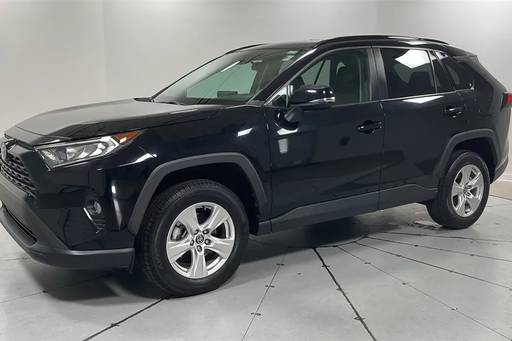 2021 Toyota RAV4 XLE photo 1