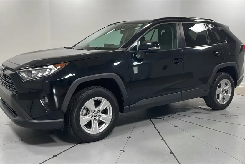 2021 Toyota RAV4 XLE photo 1