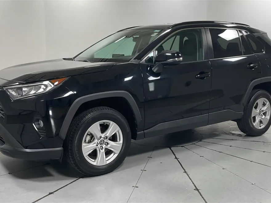 2021 Toyota RAV4 XLE photo 1