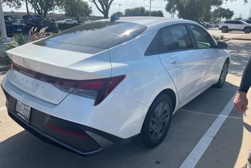 2024 Hyundai Elantra SEL photo 1