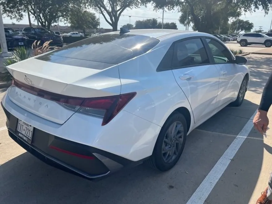 2024 Hyundai Elantra SEL photo 1