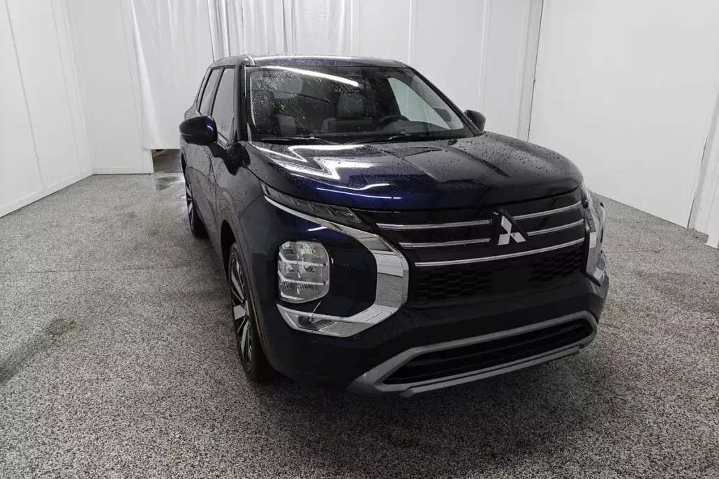 2025 Mitsubishi Outlander SE photo 1