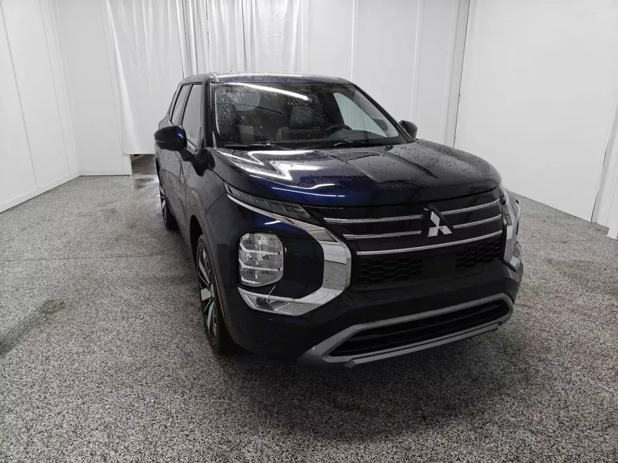 2025 Mitsubishi Outlander SE photo 1
