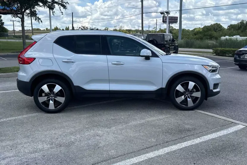 2020 Volvo XC40 Momentum T5 AWD photo 1