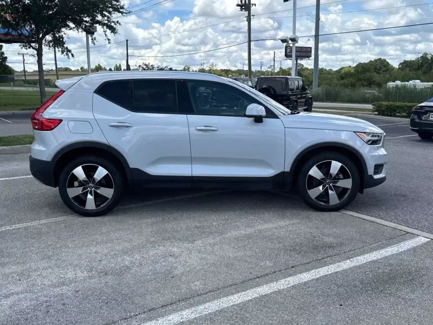 2020 Volvo XC40 Momentum T5 AWD photo 1